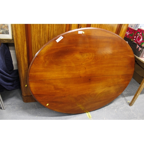 641 - Victorian oval mahogany pedestal breakfast table.