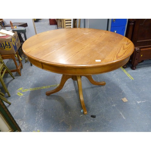 659 - Round pine pedestal table.