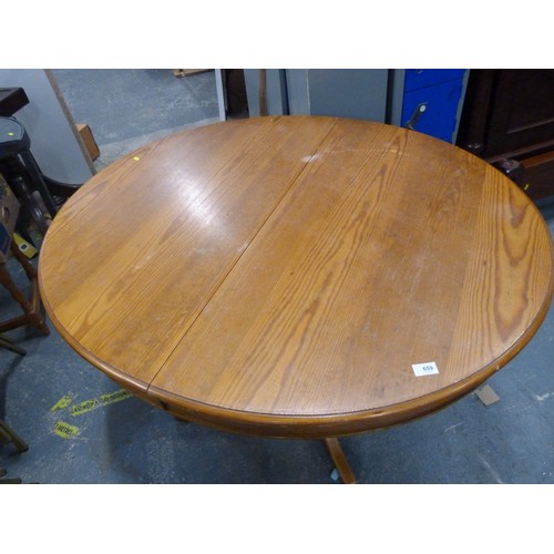 659 - Round pine pedestal table.