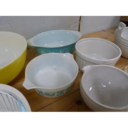 40 - Collection of pyrex cookware etc