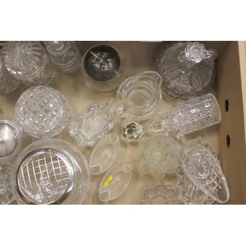 85 - Box of mixed glassware.