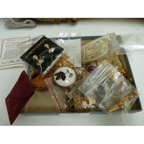 171 - Small box of costume jewellery.