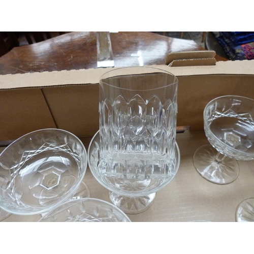 180 - Box of vintage glassware including tumblers and sundae glasses.