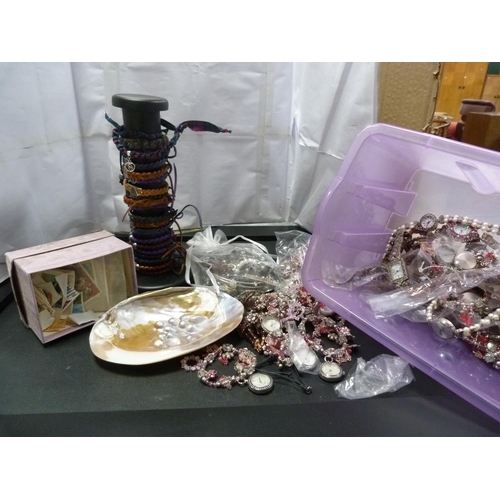 178 - Assorted costume jewellery including beads, necklaces, charm bracelets, watches, leather bracelets, ... 