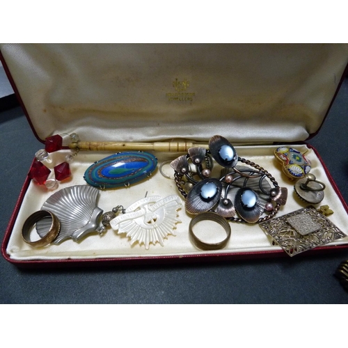 180 - Mother of pearl Australian Commonwealth Military Forces badge, assorted brooches, watch, compacts et... 