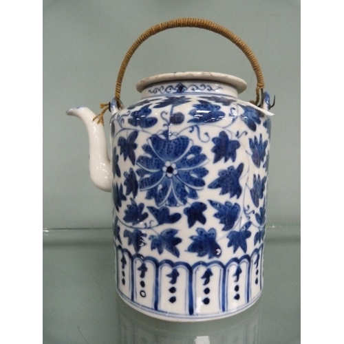 209 - Oriental export teapot with chrysanthemum and vine leaf decoration.