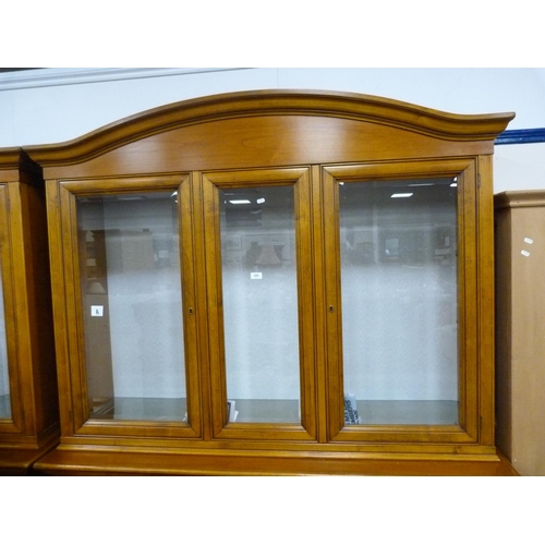 328 - Display unit, 160cm long and 200cm high.