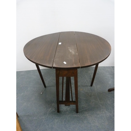 332 - Drop-leaf table.