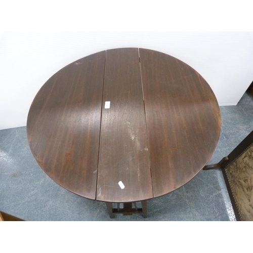 332 - Drop-leaf table.