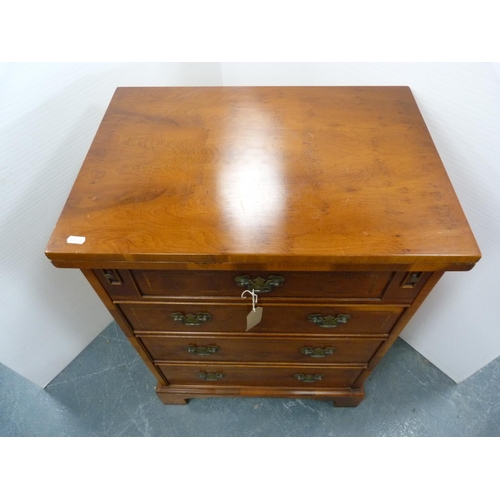 371 - Hi-fi cabinet in the form of a chest of drawers.