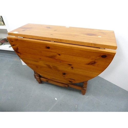 408 - Pine drop-leaf table.