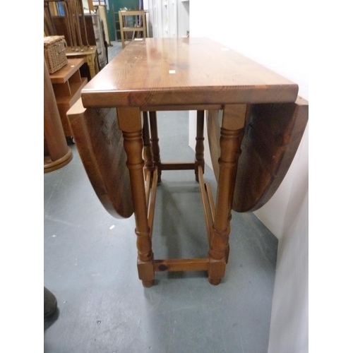 408 - Pine drop-leaf table.