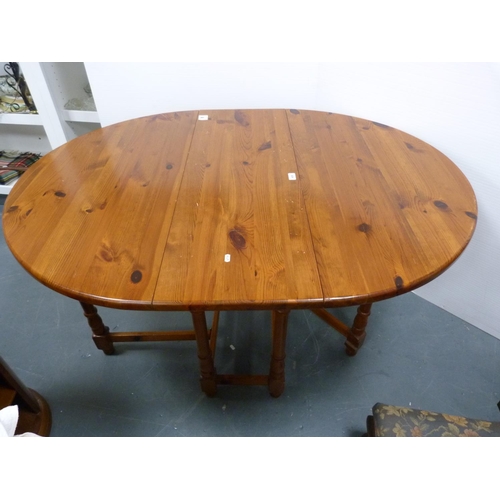 408 - Pine drop-leaf table.