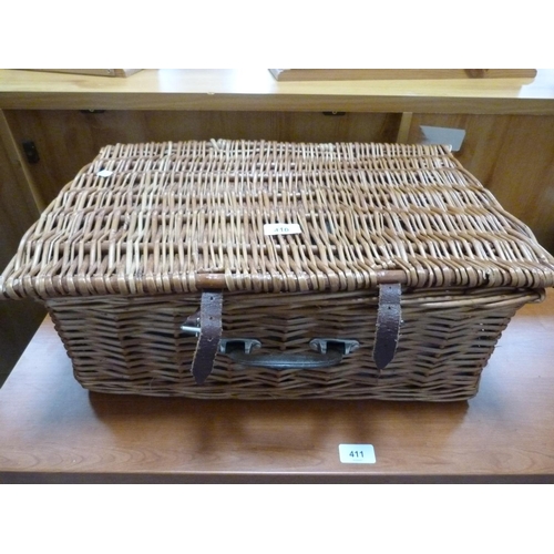 410 - Picnic hamper.