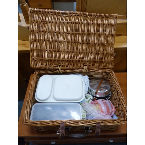 410 - Picnic hamper.