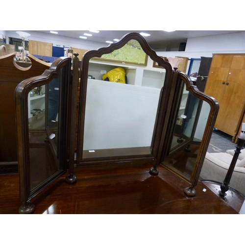 415 - Mahogany dressing table and triple mirror.