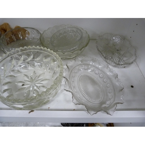 65 - Assorted glass bowls.