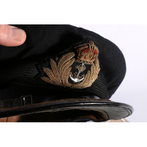 1160 - British Naval uniform, a Royal Navy standard service dress peaked cap with white top for the rank of... 