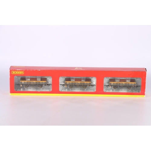 72 - Hornby OO gauge model railways rolling stock including R6624 12 Ton Fish Van Wagon (3 Pack), R6829 P... 