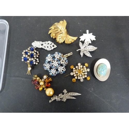 304 - Collection of vintage brooches to include a Victorian 9ct seed pearl swallow brooch.