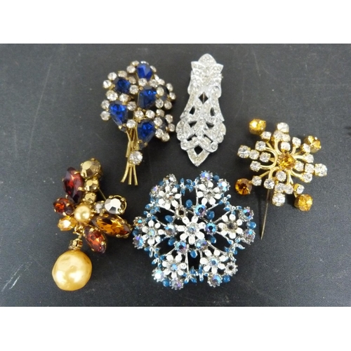 304 - Collection of vintage brooches to include a Victorian 9ct seed pearl swallow brooch.