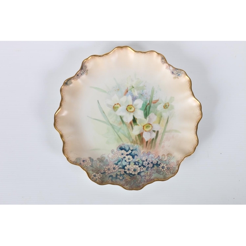 39 - Royal Doulton porcelain cabinet plate, pattern 72067, 23cm diameter.&nbsp;