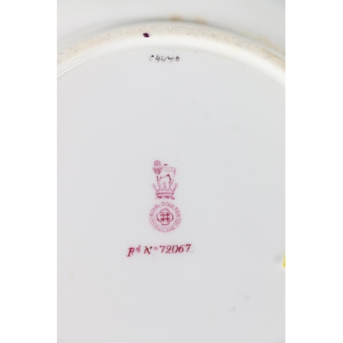 39 - Royal Doulton porcelain cabinet plate, pattern 72067, 23cm diameter.&nbsp;