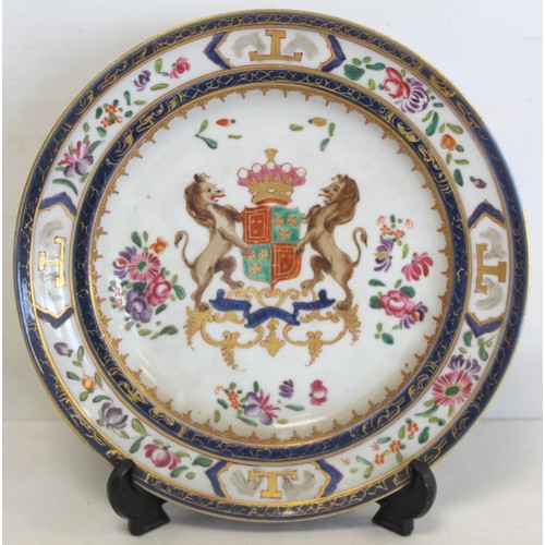 303 - Samson of Paris armorial porcelain plate in the Chinese manner, with crest and motto 