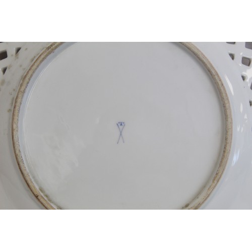 303 - Samson of Paris armorial porcelain plate in the Chinese manner, with crest and motto 