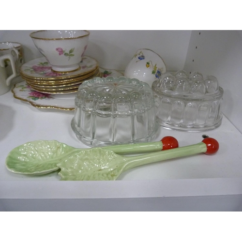 100 - Two glass jelly moulds, pair of ceramic salad servers, commemorative tankard depicting the Coronatio... 