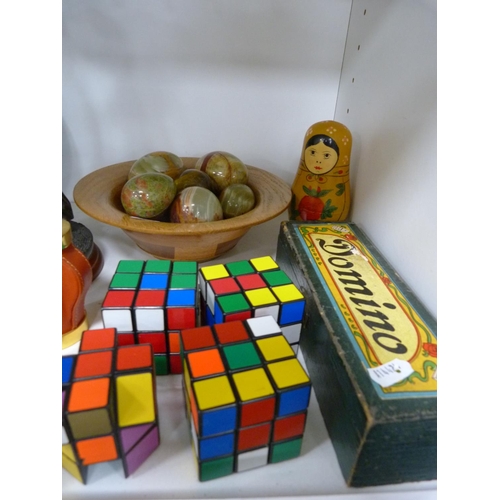 109 - Collection of modern golfing figures and related items, including a golf bag and shoes, boxed set of... 