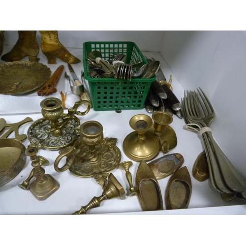 116 - Small brass planter, miniature copper coal depot, watering can, shoe horns, photograph frame, candle... 