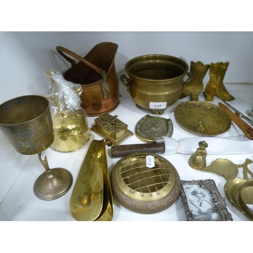 116 - Small brass planter, miniature copper coal depot, watering can, shoe horns, photograph frame, candle... 