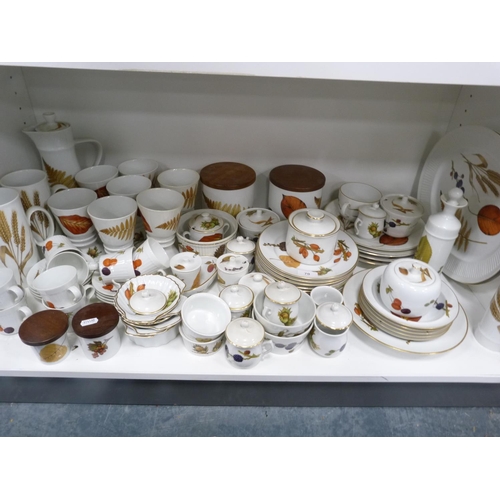 70 - Large quantity of Royal Worcester Wild Harvest and Evesham pattern table and dinnerwares.