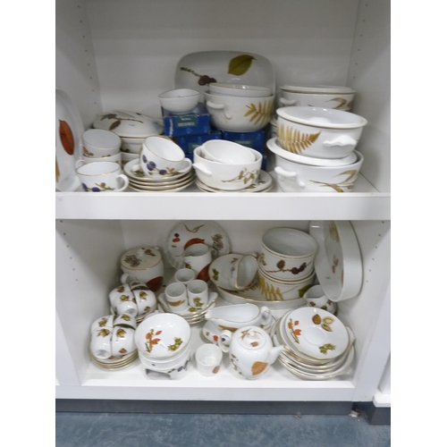 70 - Large quantity of Royal Worcester Wild Harvest and Evesham pattern table and dinnerwares.