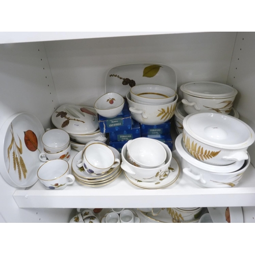 70 - Large quantity of Royal Worcester Wild Harvest and Evesham pattern table and dinnerwares.