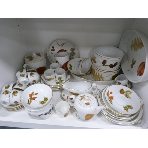 70 - Large quantity of Royal Worcester Wild Harvest and Evesham pattern table and dinnerwares.