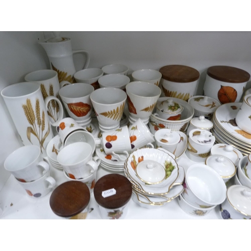 70 - Large quantity of Royal Worcester Wild Harvest and Evesham pattern table and dinnerwares.