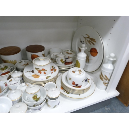 70 - Large quantity of Royal Worcester Wild Harvest and Evesham pattern table and dinnerwares.