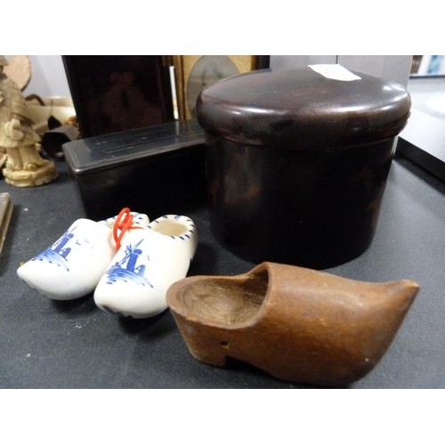 226 - Box containing Bakelite-style hair tidy, daguerreotype, 19th century snuff box, table lighter, spoon... 