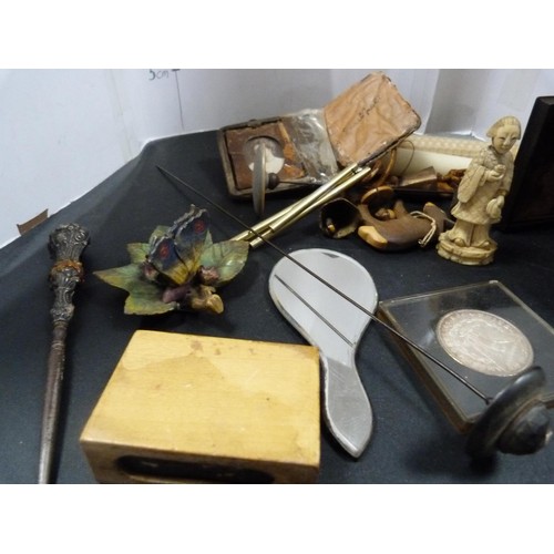 226 - Box containing Bakelite-style hair tidy, daguerreotype, 19th century snuff box, table lighter, spoon... 