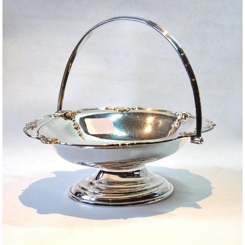 141 - Silver cake basket with waved scallop border, by Adie Brothers, Birmingham 1925, 470g or 15oz.