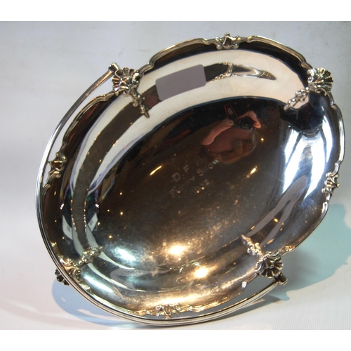 141 - Silver cake basket with waved scallop border, by Adie Brothers, Birmingham 1925, 470g or 15oz.