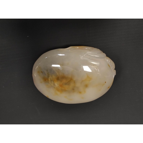 190 - Chinese agate brush washer in the form of a crenulated shell with goldfish to the side, 10.5cm long.