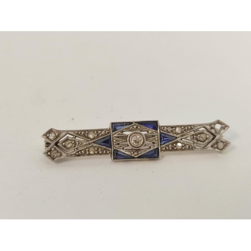 92 - Tiny Belle Époque bar brooch with diamonds brilliant collet, sapphires and rose diamonds in g... 