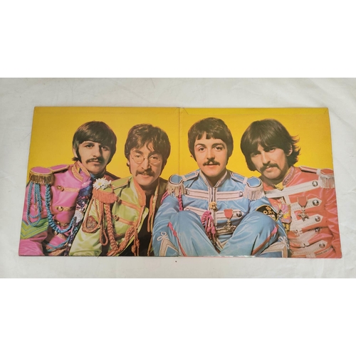 586 - Beatles records to include the Beatles Red & Blue albums, Beatles Ballads and a first UK pressin... 