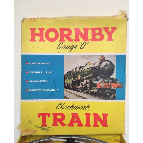 1 - Vintage clockwork diecast Hornby Gauge 0 No21 Passenger Set with green locomotive 60985.