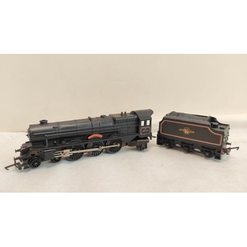 4 - Collection of vintage 00 gauge model railway engines and rolling stock mostly Tri-ang. To include th... 