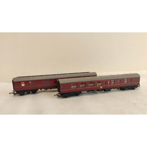 4 - Collection of vintage 00 gauge model railway engines and rolling stock mostly Tri-ang. To include th... 