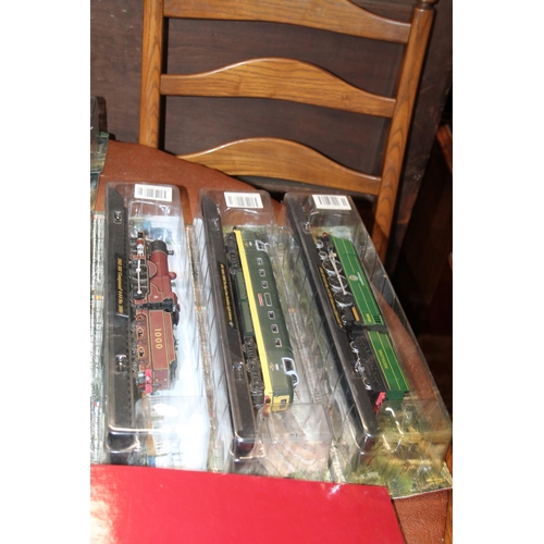 200b - Large collection of great British Locomotives Collection models and magazines, approx. twenty-five m... 